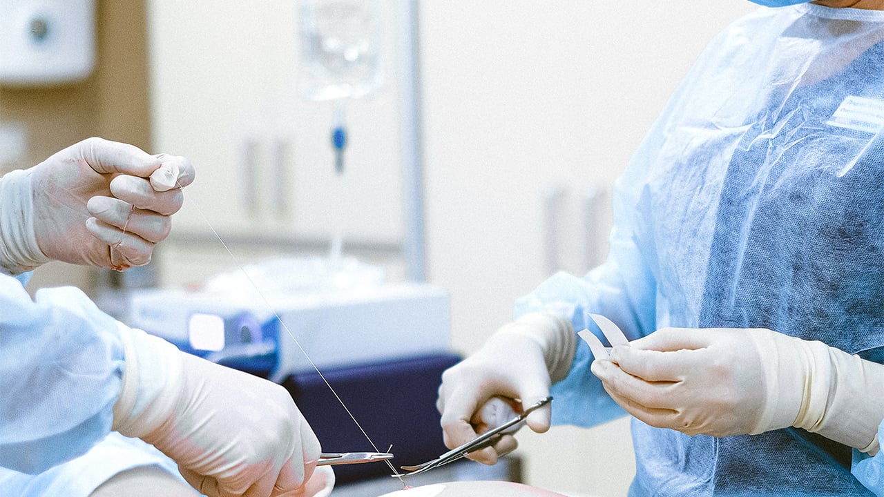 Cirujanos prueban con éxito trasplante de riñón de cerdo en paciente humano en EU