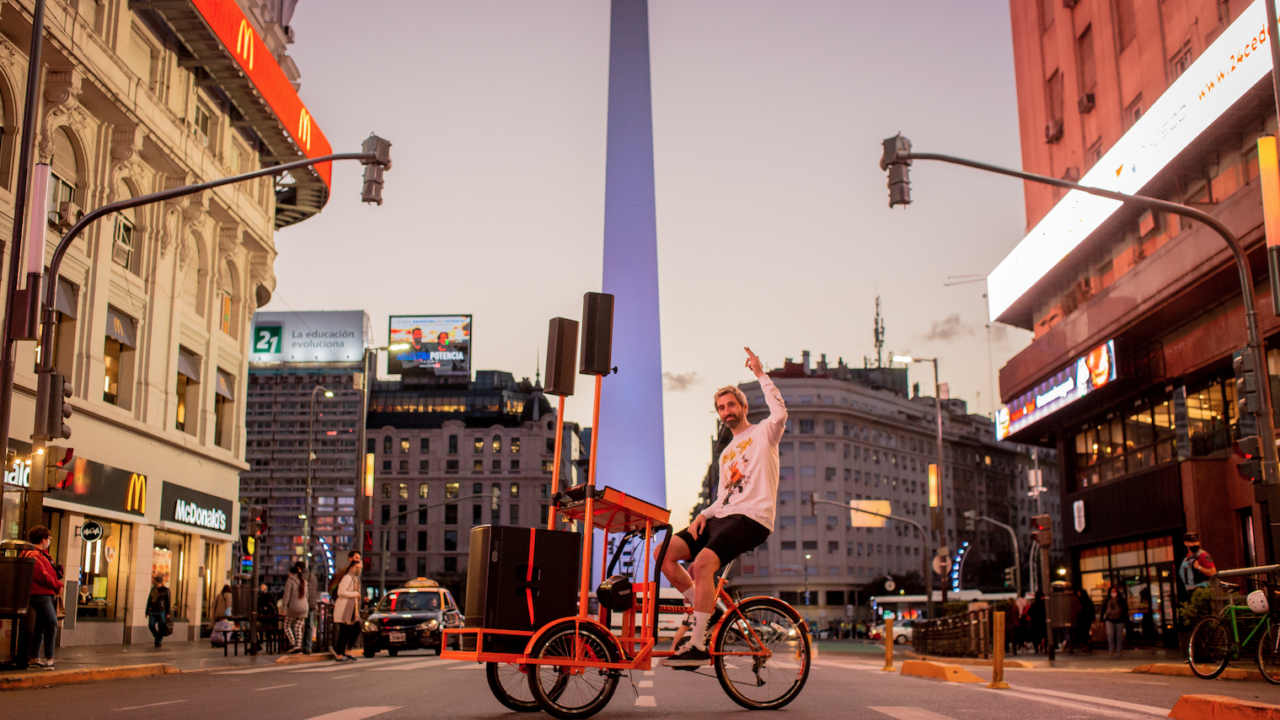 De dj de grandes festivales al negocio de musicalizar las calles, en bicicleta