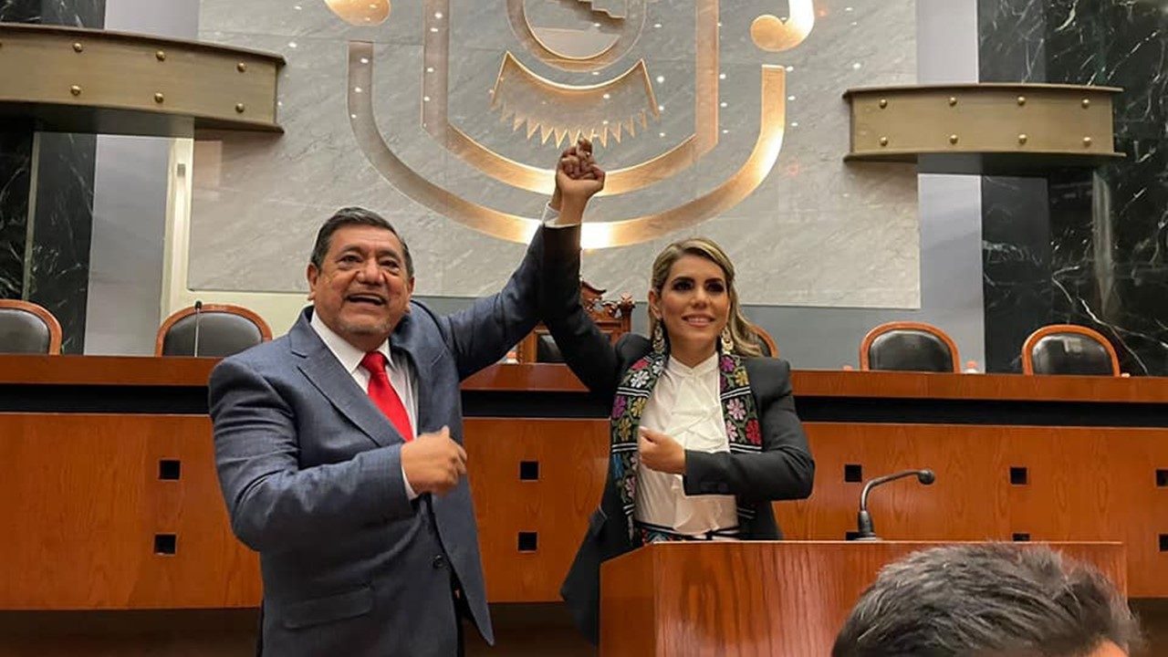 Evelyn Salgado asume gubernatura; llama a su papá ‘gigante de la democracia’