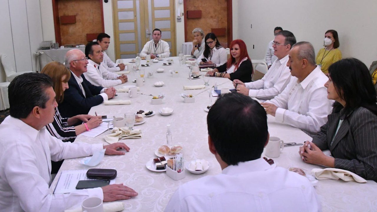 Ante Ken Salazar, gobernadores del sur piden empleos para evitar migración