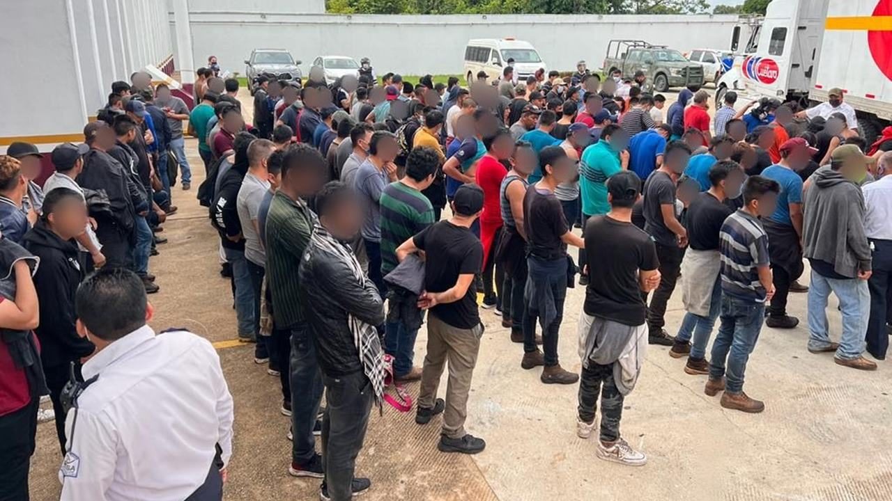 Interceptan a 334 migrantes hacinados en un tráiler en Veracruz