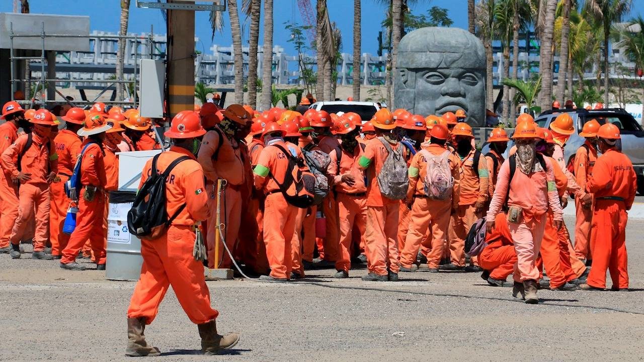 Pagan 300 pesos al día por ser banderero en la refinería de Dos Bocas