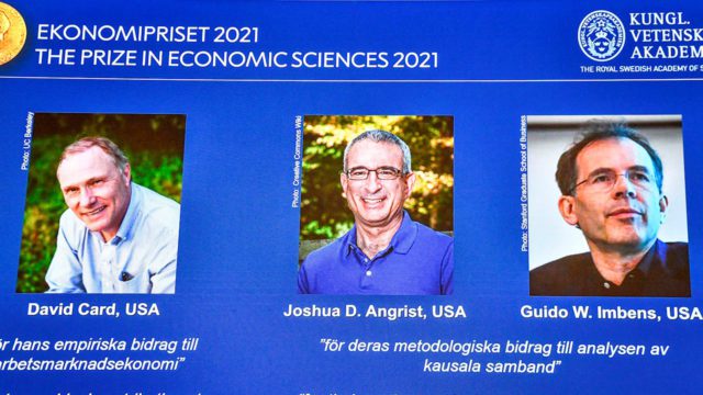 Los economistas David Card, Joshua Angrist y Guido Imbens ganaron este lunes el premio Nobel de Economía 2021.