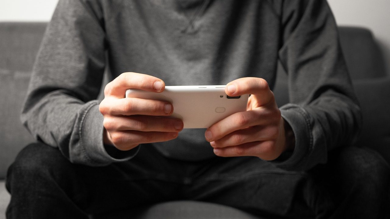 Smartphones no aumentan el riesgo de tumor cerebral en jóvenes: estudio