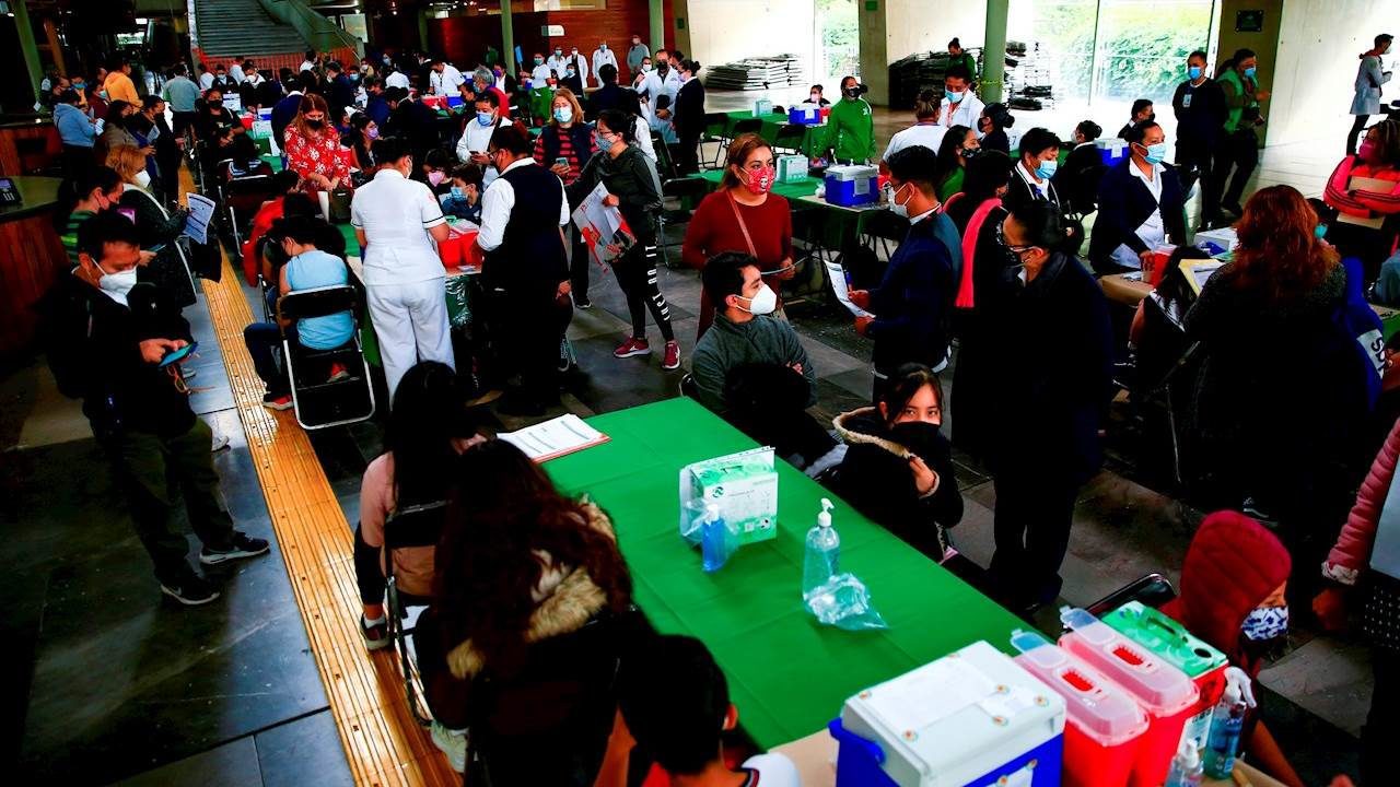 CDMX inicia vacunación de adolescentes en riesgo; padres piden abrirla a todos