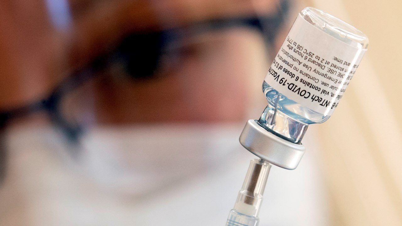 Alemania recomienda vacunar con Pfizer a menores de 30