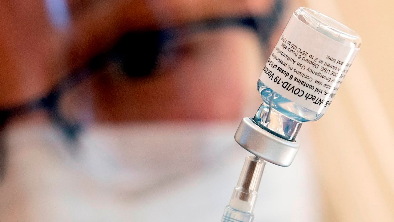 FDA autoriza cuarta dosis de vacunas de Pfizer y Moderna para mayores de 50 años