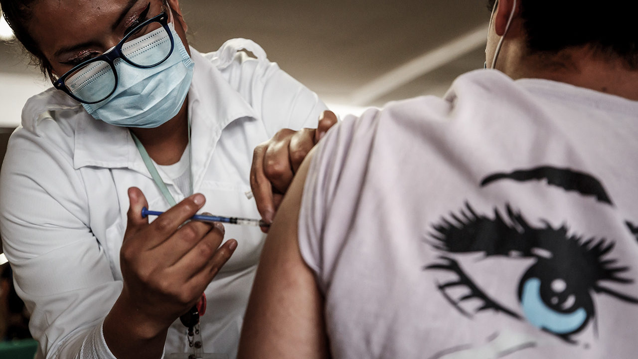 Entre escepticismo y desigualdad, las vacunas aún no acaban con la pandemia