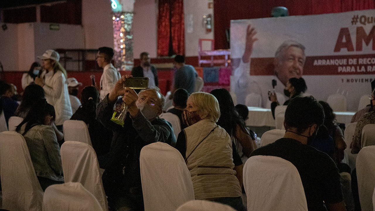 Fotogalería: Simpatizantes de AMLO buscan firmas para consulta de revocación