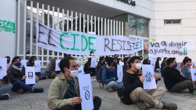 Un grupo de estudiantes amagó con paro en el CIDE. Foto: Juan Martín Reyes