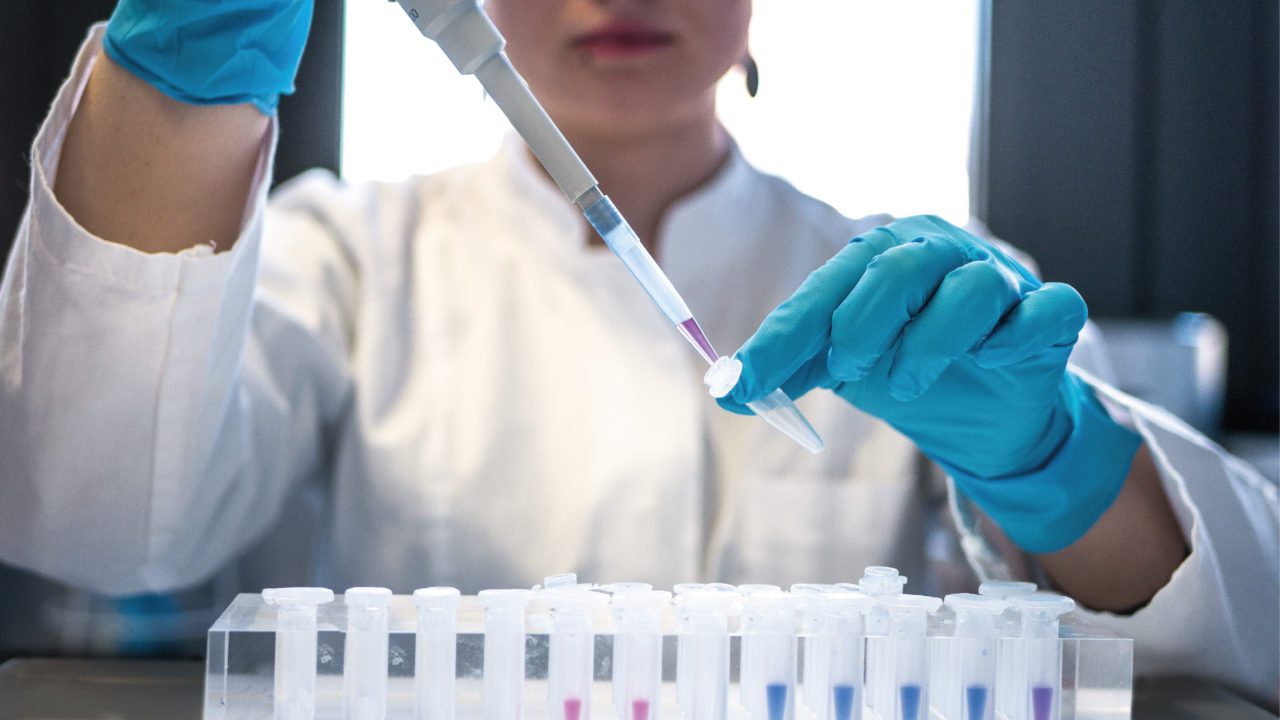 Crean anticuerpo de laboratorio que logra bloquear todas las variantes del SARS-CoV-2