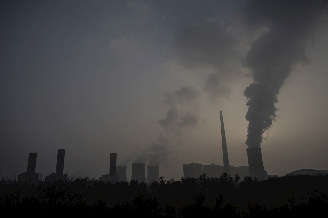 Emisiones mundiales de CO2 batieron nuevo récord en 2021: AIE