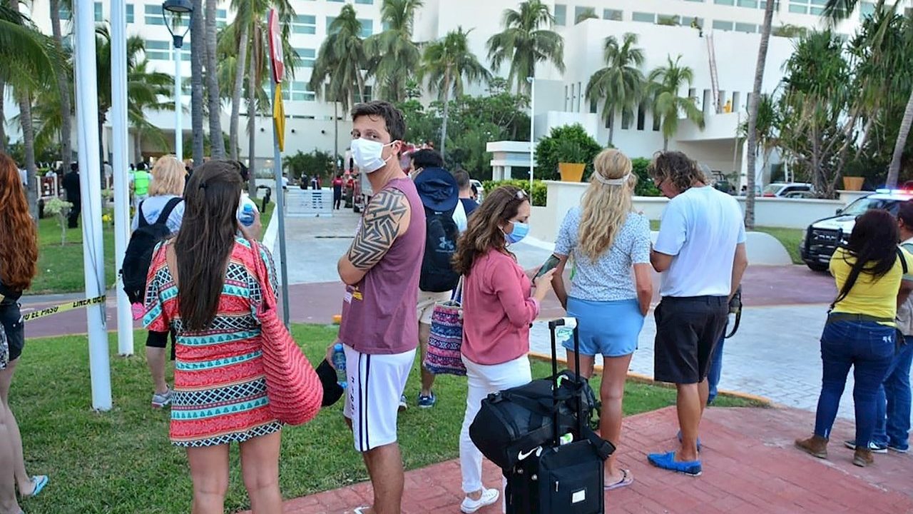 Desalojan a más de 600 personas por incendio en un hotel de Cancún