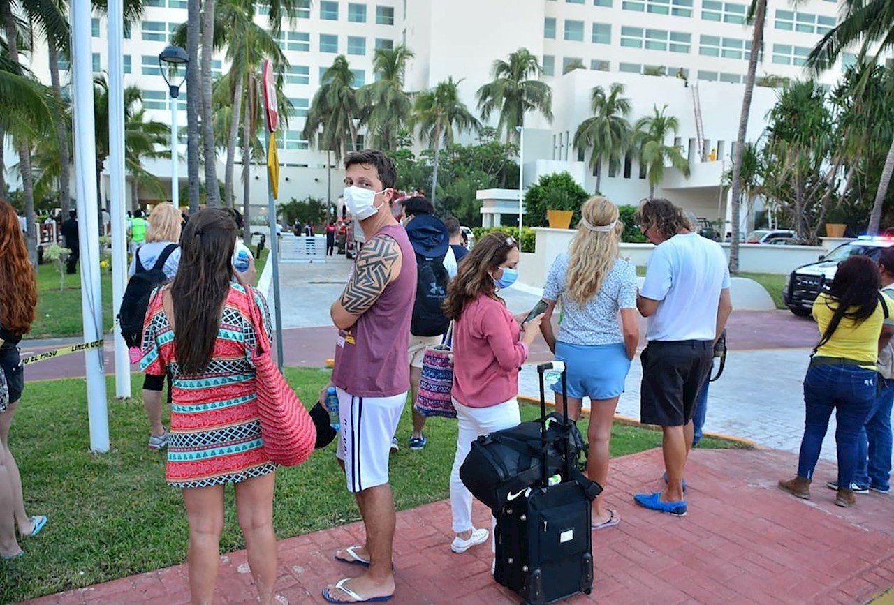 Desalojan a más de 600 personas por incendio en un hotel de Cancún