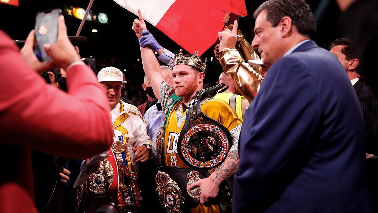 “Canelo” Álvarez gana por nocáut técnico a Plant y es nuevo campeón unificado