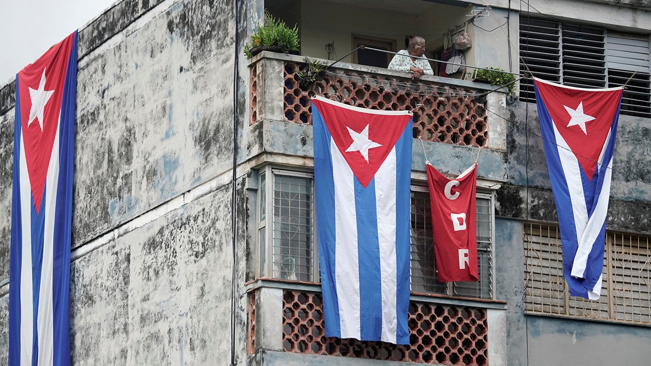 EU levanta tope a remesas para Cuba y autoriza más viajes