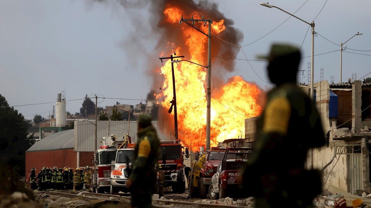 Policías de Puebla evitaron tragedia en explosión de ducto de gas: AMLO