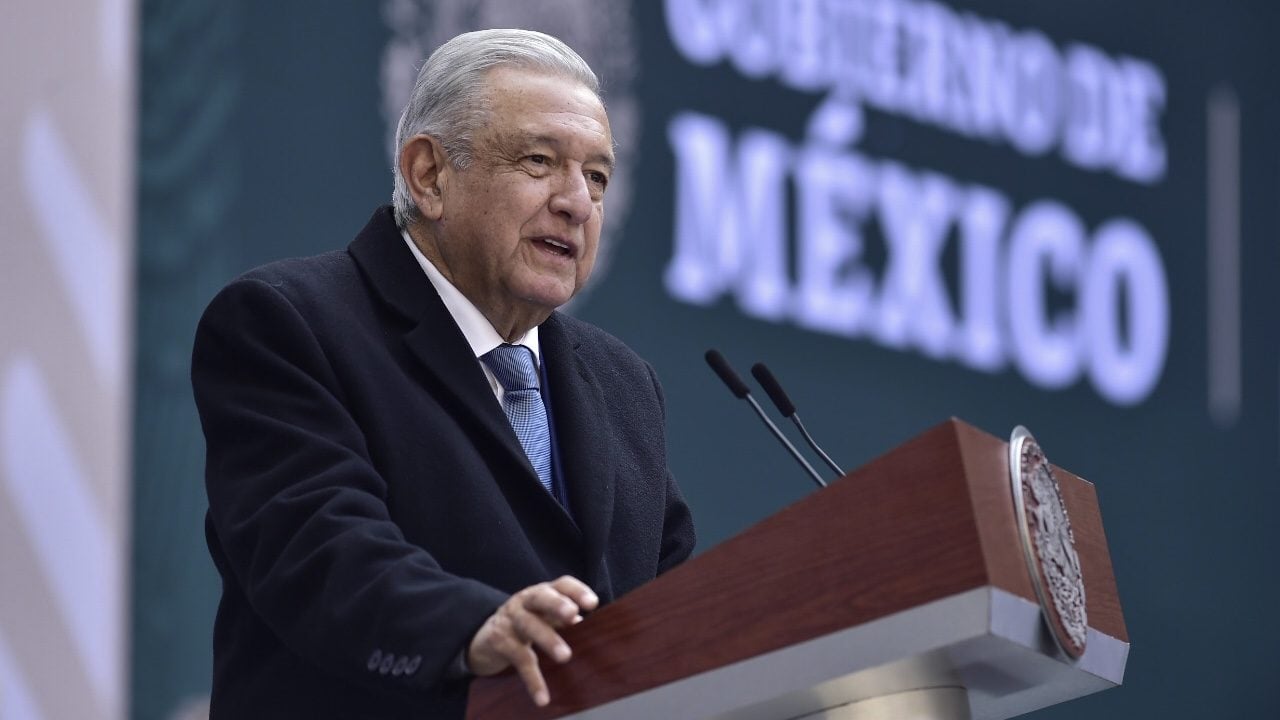 AMLO advierte: Ejército repartirá medicamentos si sigue desabasto