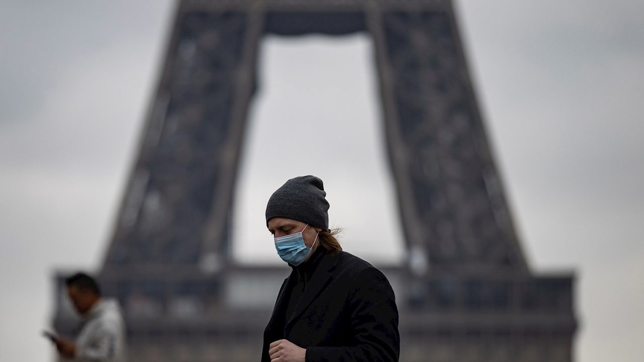 Francia adelanta aprobación de ley anti-covid ante avance récord de Ómicron