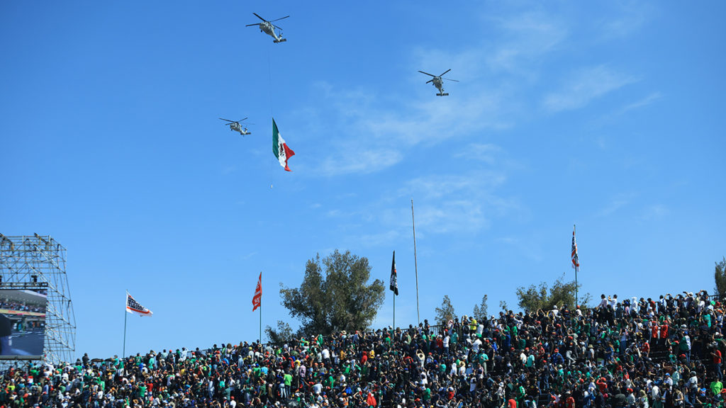 Helicopteros sobrevuelan el Autródromo Hermanos Rodríguez minutos antes de iniciar el Gran Premio de la Ciudad de México 2021