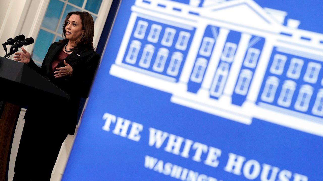 Enfermera que amenazó de muerte a Kamala Harris, condenada a un año de cárcel