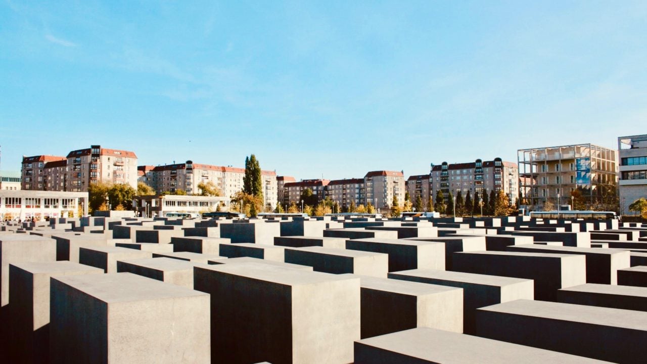 Investigan a policías en Alemania por hacer ejercicio en memorial del Holocausto