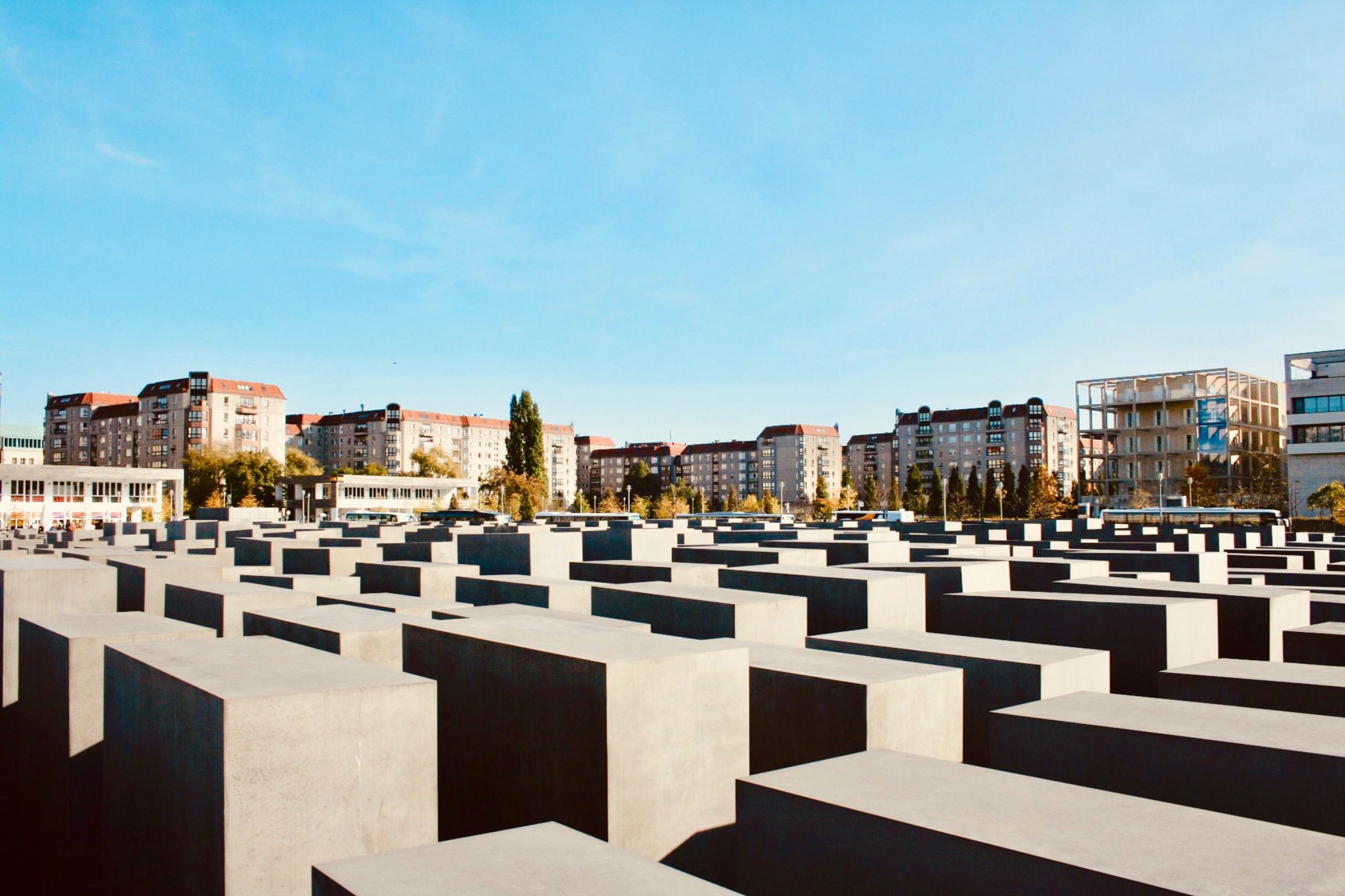 Investigan a policías en Alemania por hacer ejercicio en memorial del Holocausto