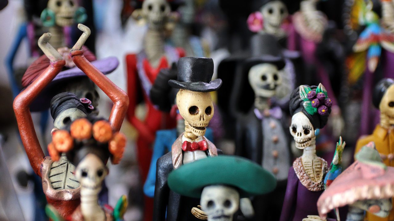 Ofrendas ocultas del Día de Muertos con enormes proporciones