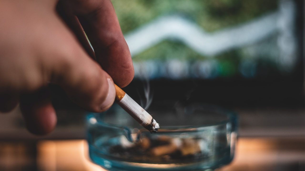 Reino Unido busca prohibir la compra de cigarros a las nuevas generaciones