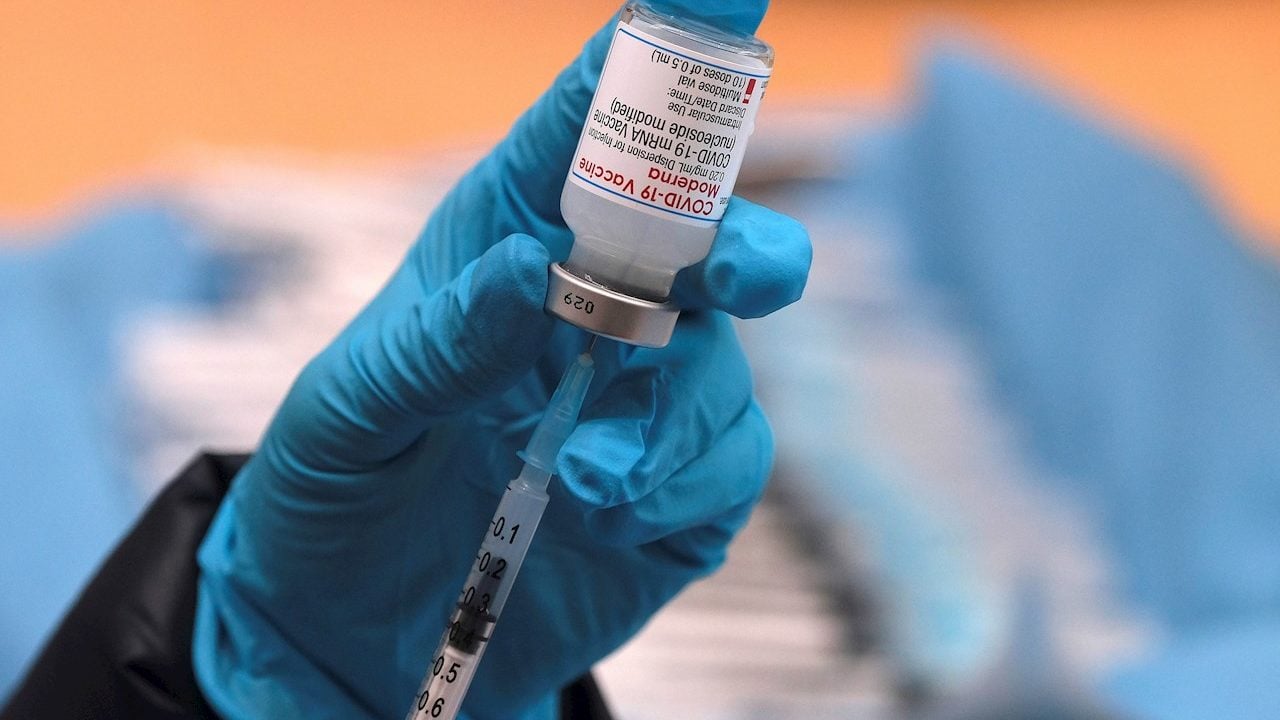 Moderna plantea el hipotético desarrollo de vacuna contra Ómicron