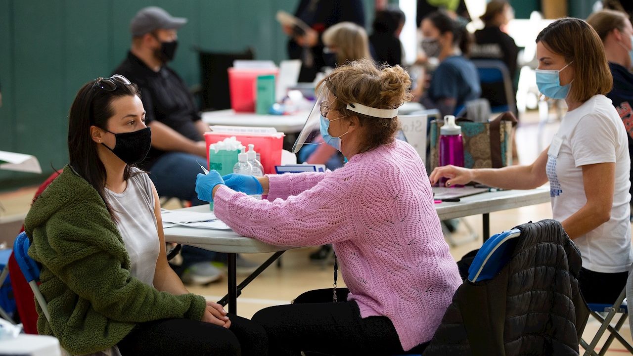 EU, a punto de aprobar refuerzo de vacunas contra Covid-19 para todos los adultos