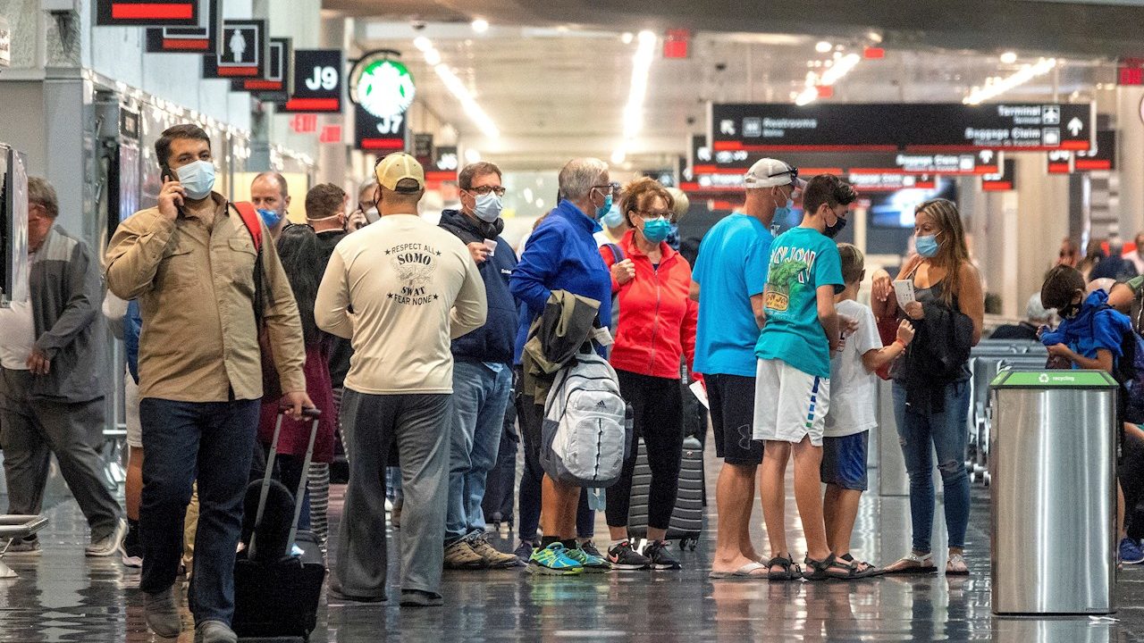 EU endurece reglas de viaje y más países vigilan sus fronteras para frenar Ómicron