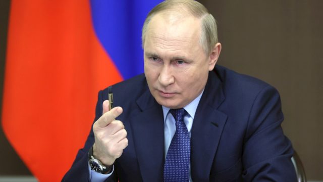 Putin Bucha recibe la vacuna nasal experimental rusa contra Covid-19