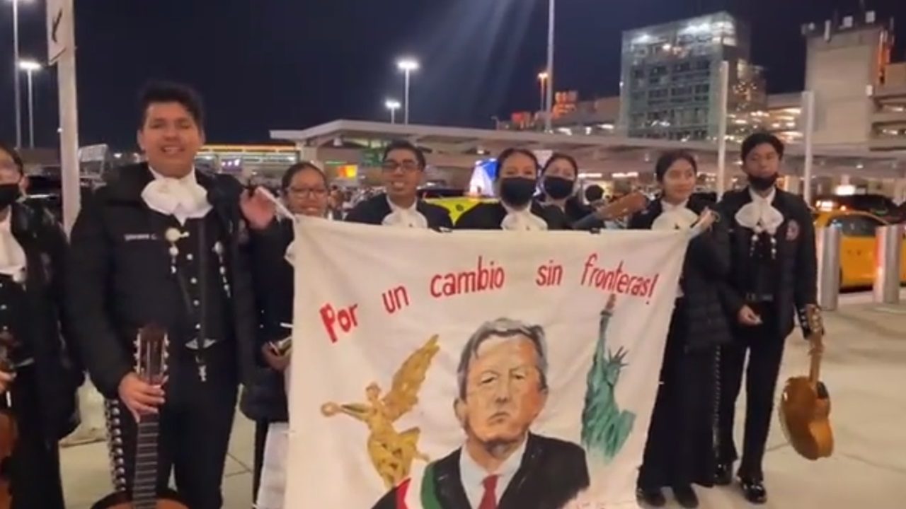 López Obrador llega a Nueva York entre porras; simpatizantes arman ‘AMLOFest’