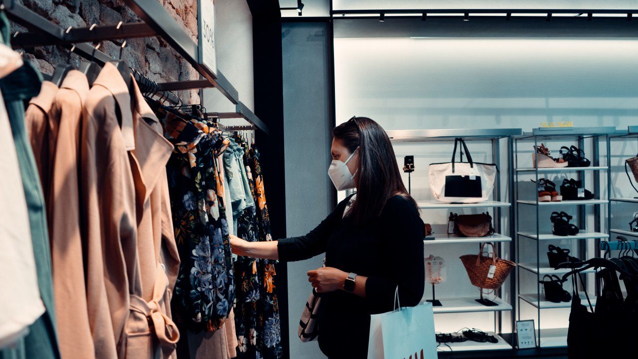 Los consumidores vuelven a las tiendas físicas, pero no dejan el ecommerce
