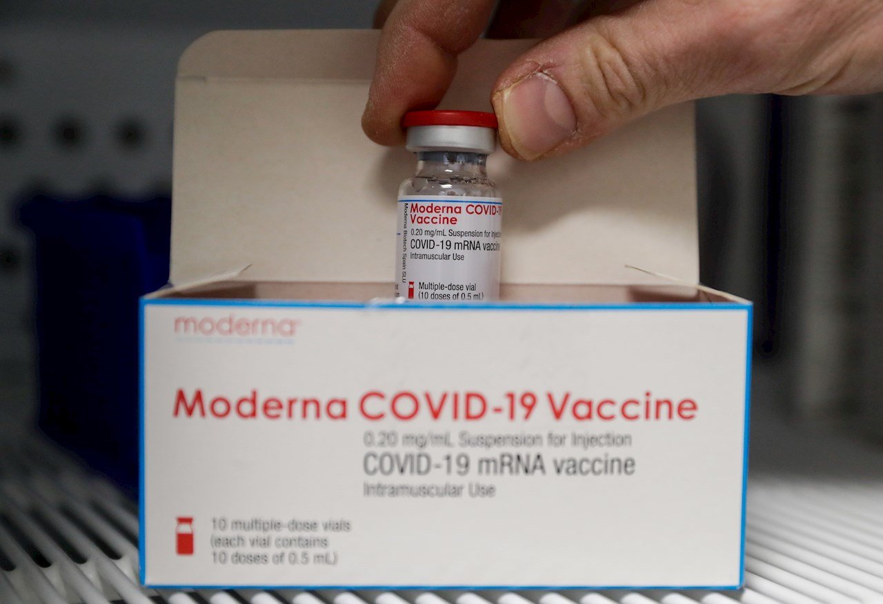 Estudio vincula vacuna anticovid de Moderna con casos marginales de urticaria