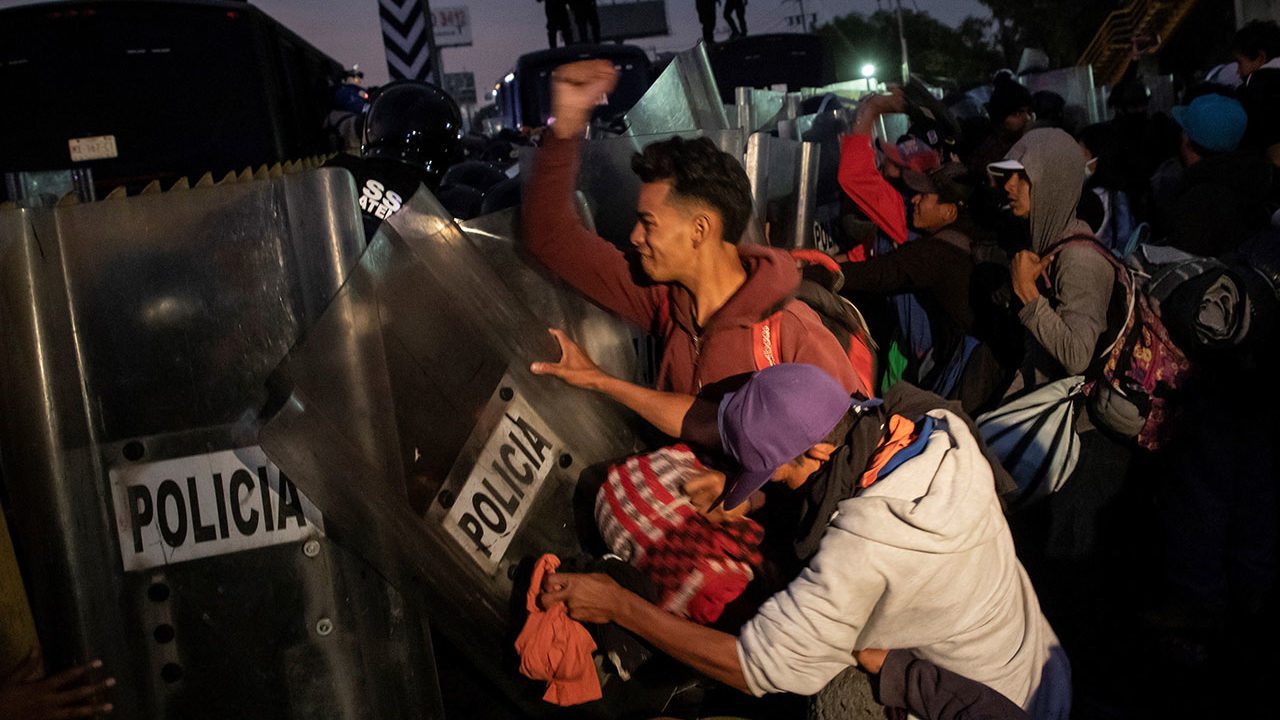 Caravana migrante llega a la Basílica de Guadalupe tras enfrentarse con la policía: 17 heridos