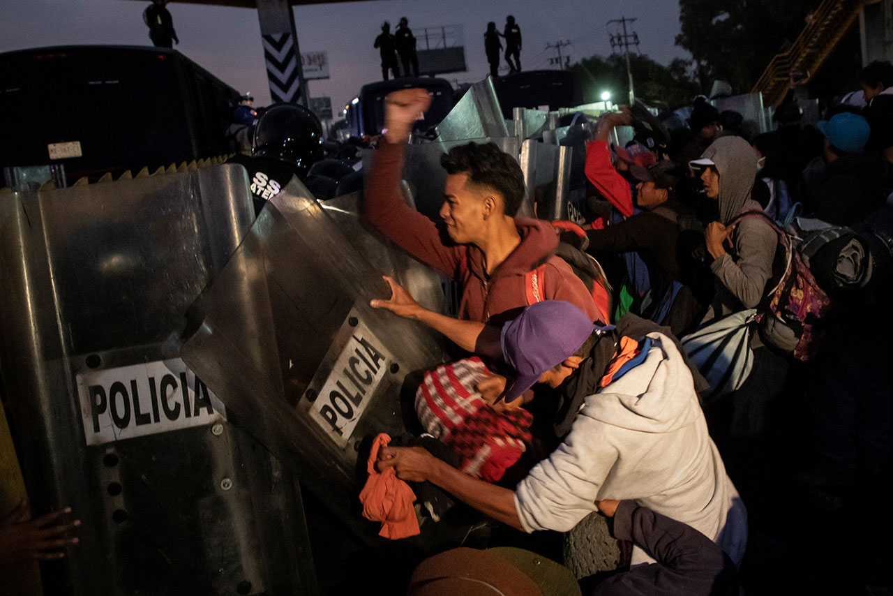 Caravana migrante llega a la Basílica de Guadalupe tras enfrentarse con la policía: 17 heridos