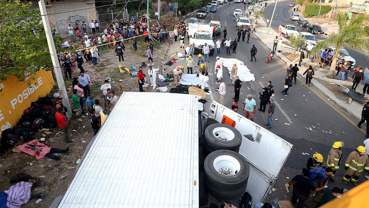Mueren 49 migrantes por accidente de un camión en el sureste de México