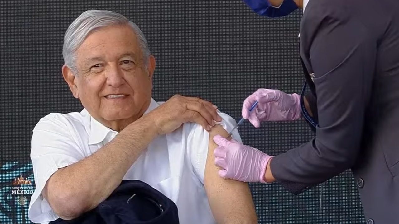 AMLO recibe dosis de refuerzo contra Covid-19 durante ‘mañanera’