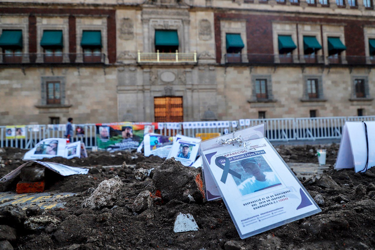 Recrean fosas frente a Palacio Nacional en protesta por desaparecidos