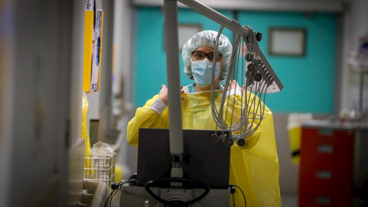 Europa avisa que vacunas no frenan variante Ómicron y pide medidas drásticas