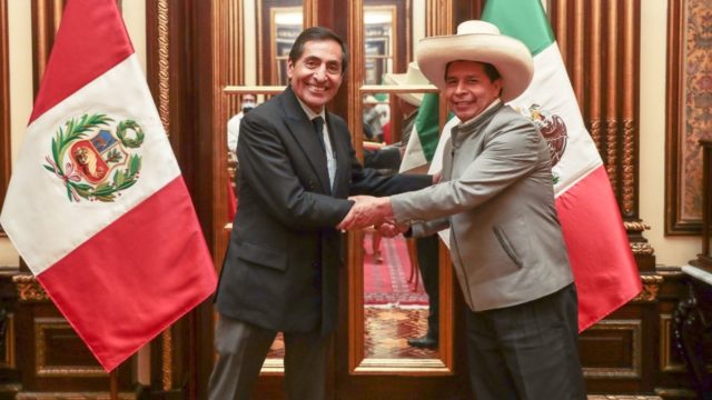 El secretario de Hacienda, Rogelio Ramírez y el presidente de Perú, Pedro Castillo. Foto: Gobierno de Perú