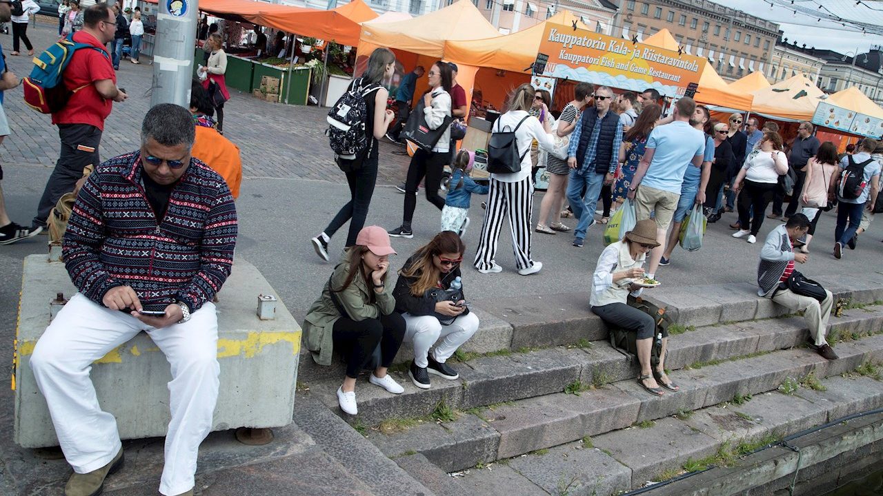 Finlandia registra récord diario de contagios y prepara nuevas restricciones