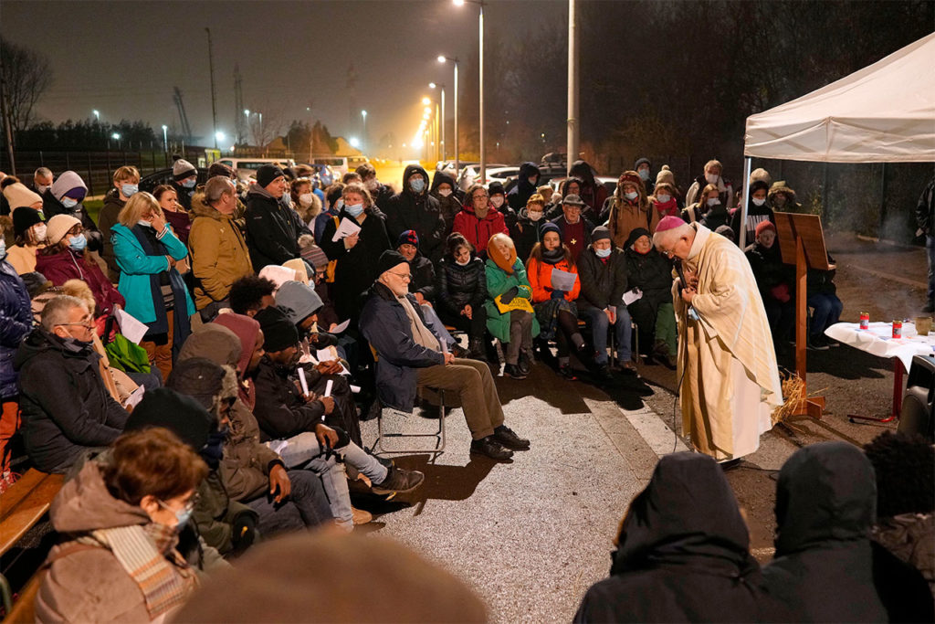 Navidad Secours Catholique Hold Open-Air Christmas Mass For Migrants In Calais