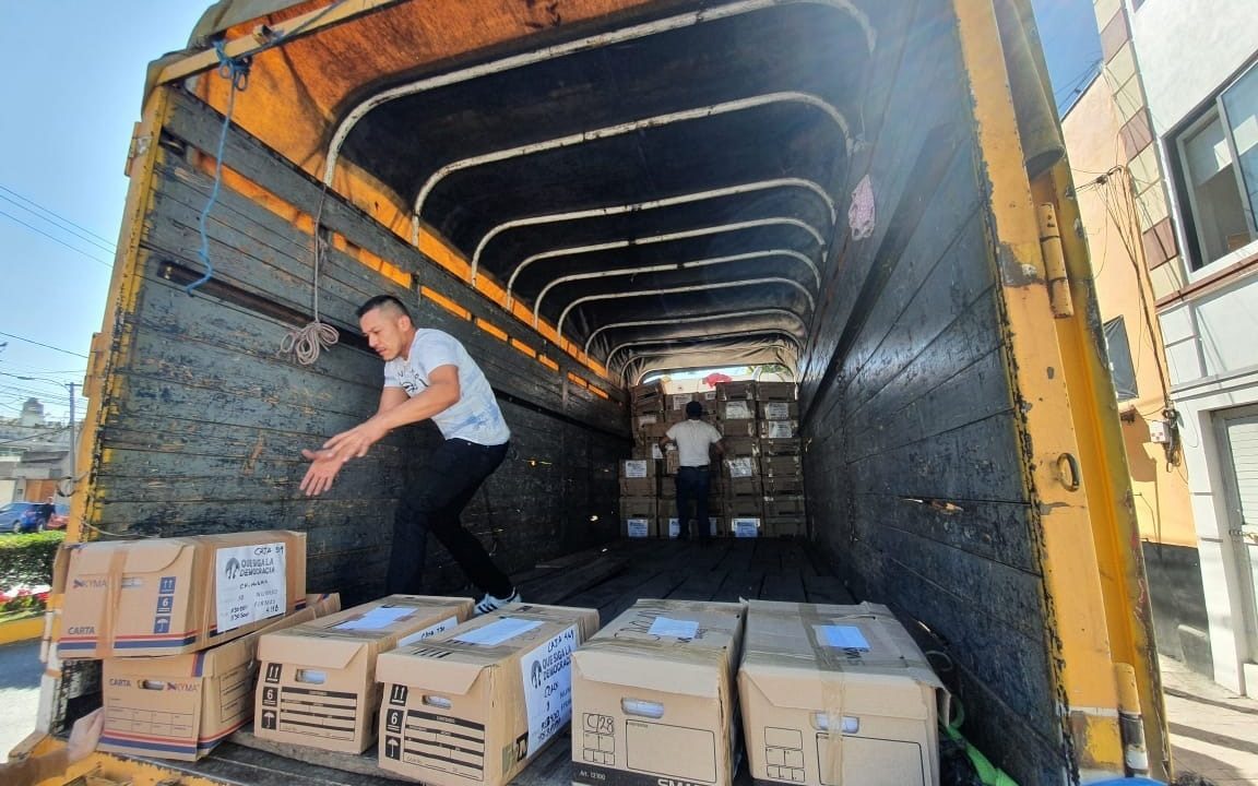 En último día, entregan al INE 3 millones de firmas más para revocación
