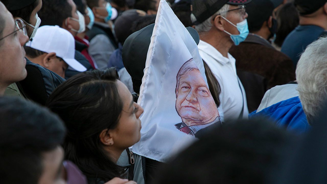 AMLO, a punto de ganar referéndum histórico y polarizador sobre su gestión