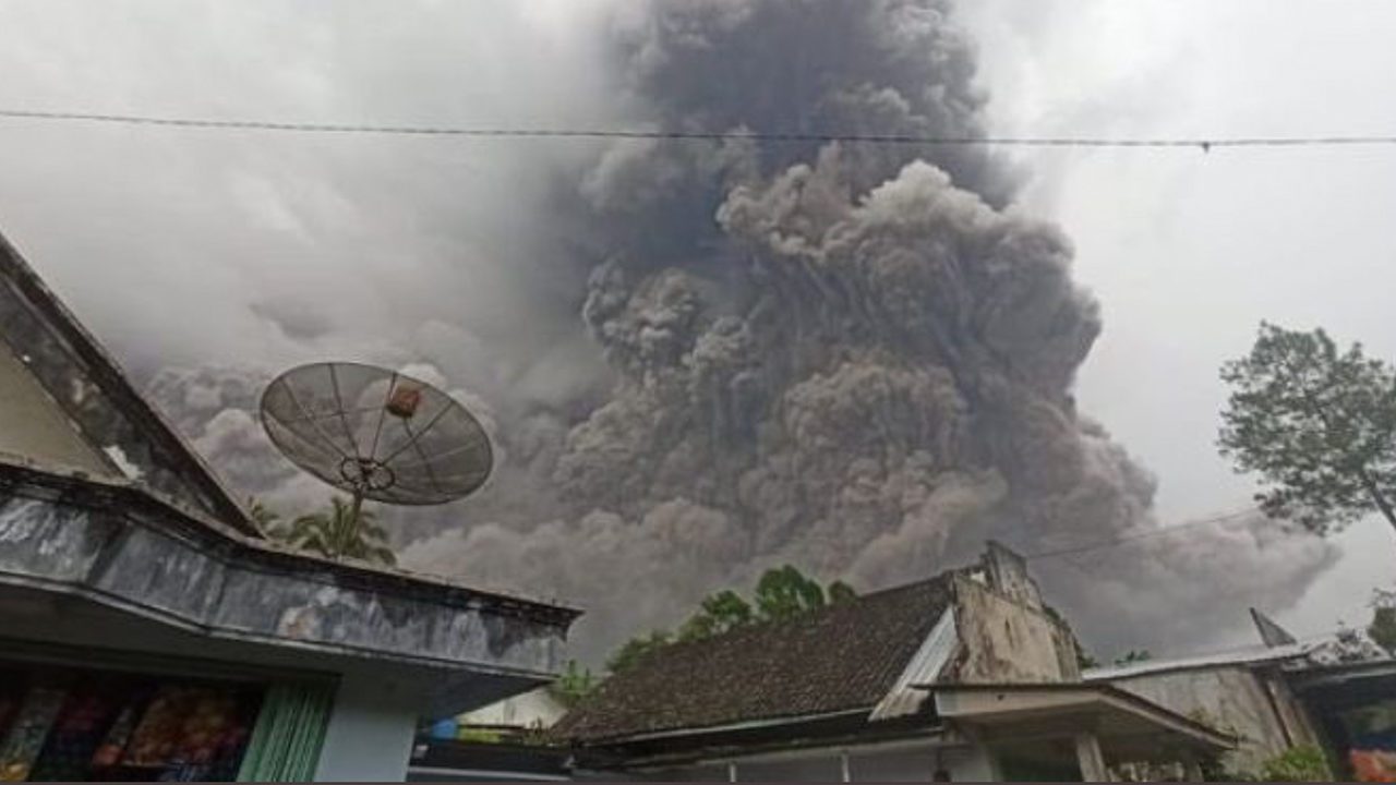 Volcán Semeru de Indonesia arroja ceniza y deja un muerto y 41 heridos