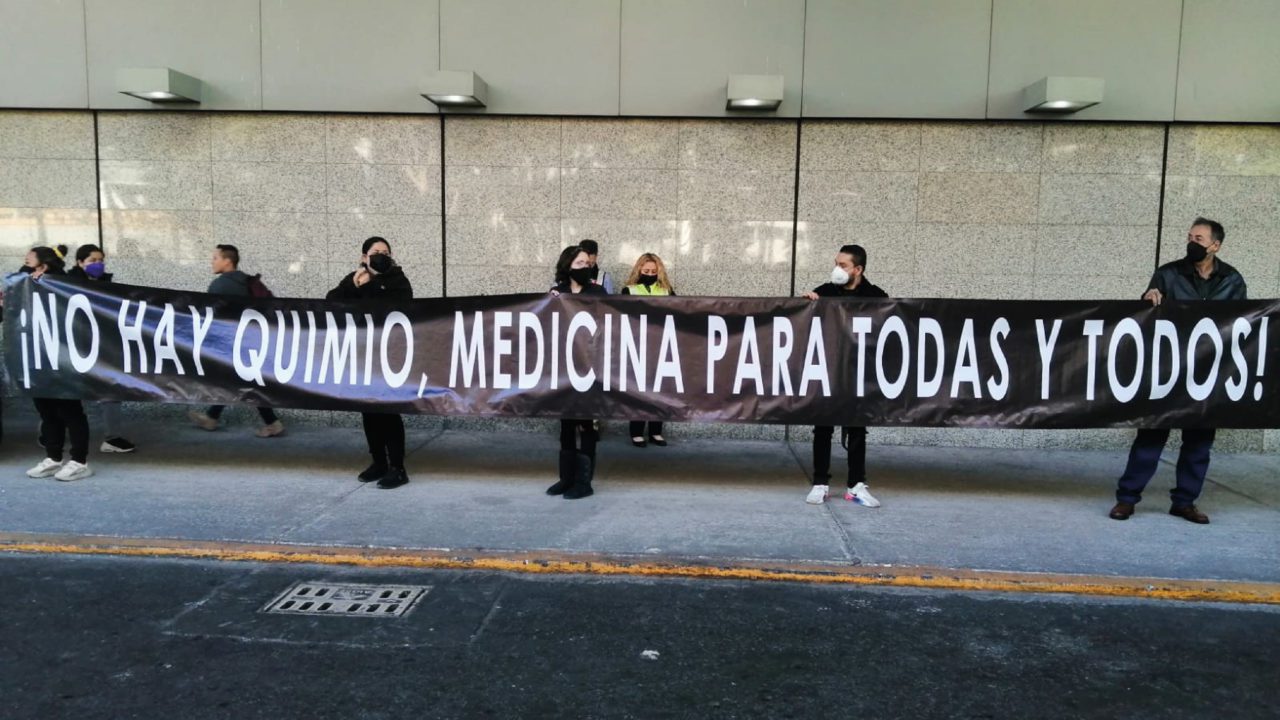 Padres de niños con cáncer exigen fin a escasez de medicamentos