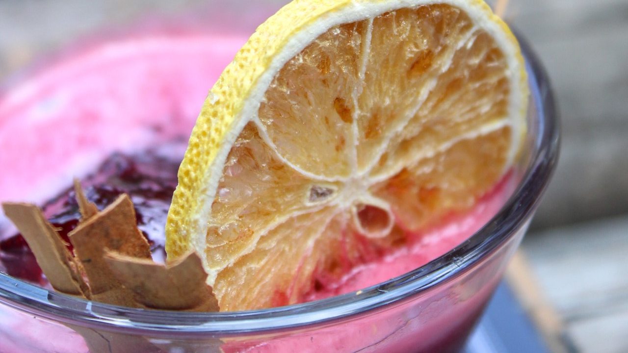 Transforma el ponche navideño en un coctel con esta receta con mezcal